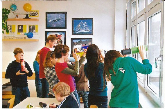 die Schüler schauen durch ihre Lochkameras